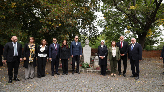 Budin Valisinin Kabrini Ziyaret
