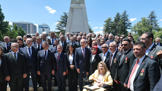 15 Temmuz Şehitler Anıtına Karanfil Bırakma