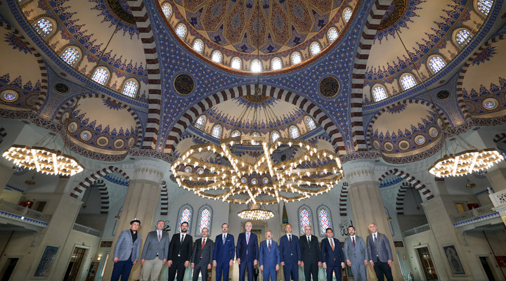 TBMM Başkanı Kurtulmuş, Kırgızistan'ın En Büyük Camisini Ziyaret Etti