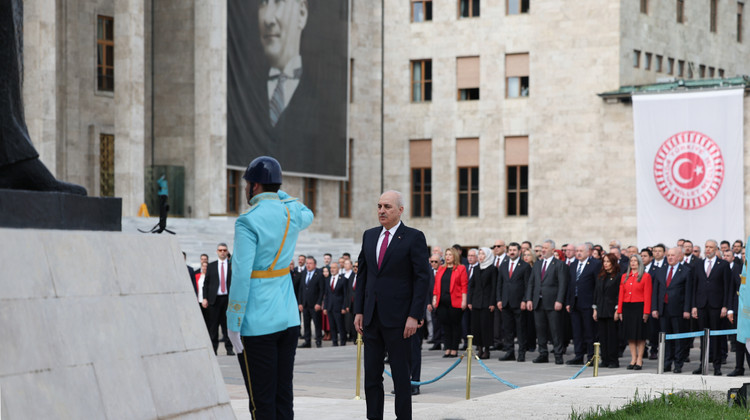TBMM Başkanı Kurtulmuş, Meclis'teki Atatürk Anıtı'na Çelenk Bıraktı