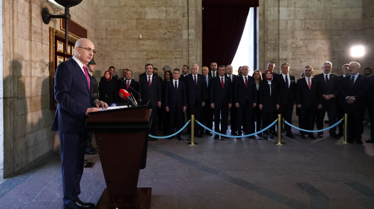 TBMM Başkanı Kurtulmuş, Anıtkabir Özel Defteri’ni İmzaladı: “Cumhuriyetimizin İkinci Asrını Gücü Tesirli Türkiye Yüzyılı Yapma İradesindeyiz”