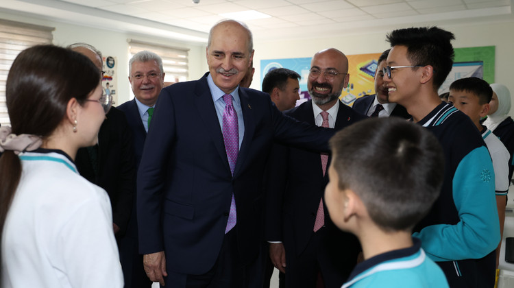 TBMM Başkanı Kurtulmuş, Bişkek'te Bulunan Maarif Okulunu Ziyaret Etti