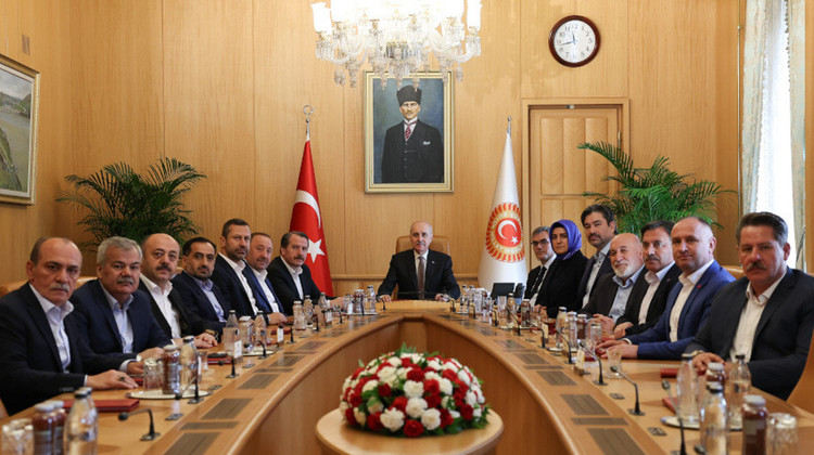 TBMM BAŞKANI KURTULMUŞ, MEMUR-SEN BAŞKANLAR KURULU ÜYELERİNİ KABUL ETTİ