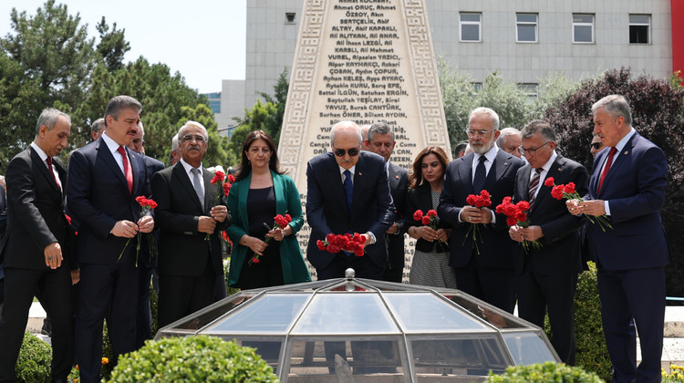 TBMM Başkanı Kurtulmuş, 15 Temmuz'da Meclis'te Bombalanan Alanlara Karanfil Bıraktı