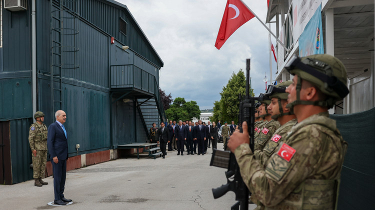 TBMM Başkanı Kurtulmuş, Bosna Hersek'te Eufor Türk Temsil Heyeti Başkanlığını Ziyaret Etti