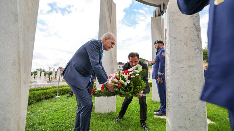 TBMM Başkanı Kurtulmuş, Aliya İzzetbegoviç'in Kabrini Ziyaret Etti
