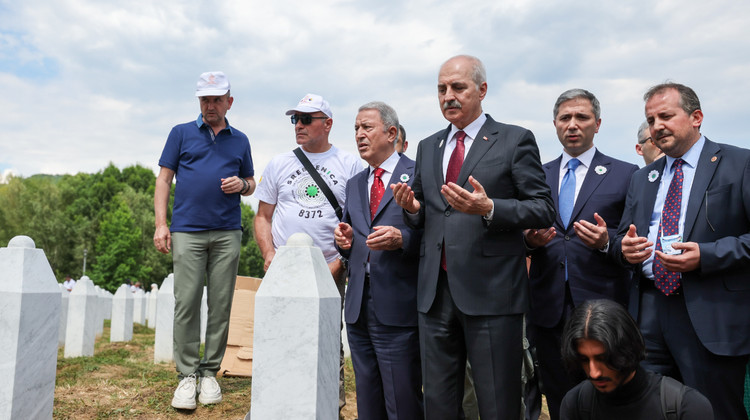 TBMM Başkanı Kurtulmuş, Srebrenitsa Soykırımı'nın 7 Kurbanının Defin Törenine Katıldı