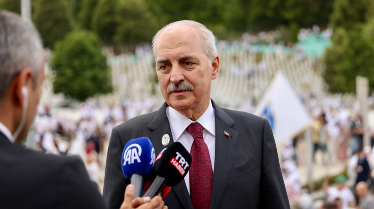 TBMM Başkanı Kurtulmuş, Srebrenitsa'da Gazetecilerin Sorularını Yanıtladı