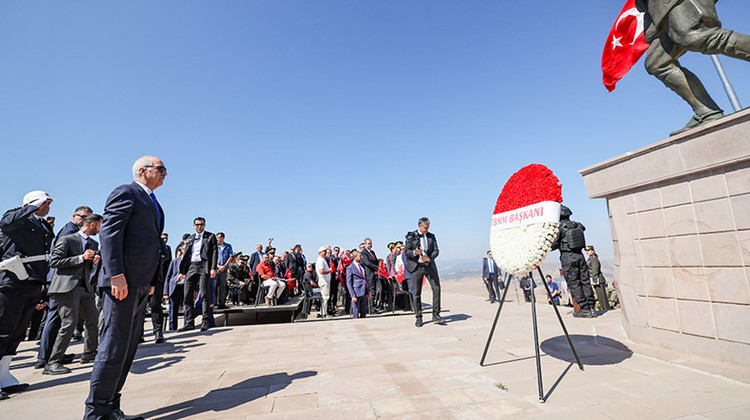 TBMM BAŞKANI KURTULMUŞ, KOCATEPE BAŞKOMUTAN MUSTAFA KEMAL ANITI'NDAKİ TÖRENE KATILDI