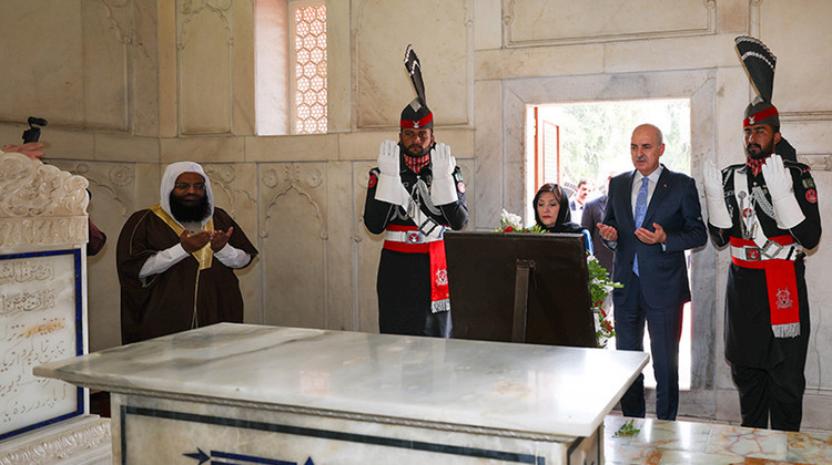 TBMM Başkanı Kurtulmuş, Pakistan’ın Milli Şairi ve İslam Düşünürü Muhammed İkbal’in Kabrini Ziyaret Etti