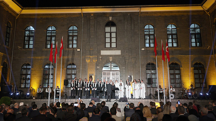 TBMM Başkanı Kurtulmuş, Antakya Medeniyetler Korosu Konserini Dinledi