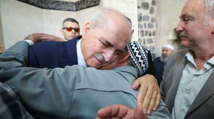 TBMM Başkanı Kurtulmuş, Cuma Namazını Diyarbakır'daki Tarihi Ulu Cami'de Kıldı