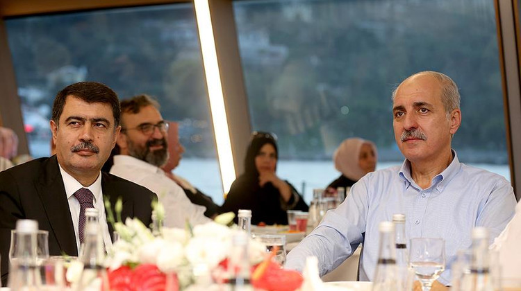 Kurtulmuş, Üsküdar Belediyesi'nce hizmete sunulan Üsküdar Valide Sultan Gemisi ile düzenlenen boğaz turuna katıldı.