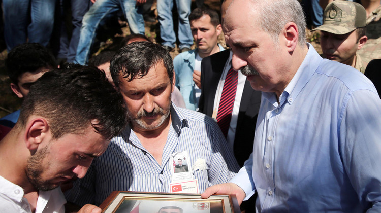 Başbakan Yardımcısı Kurtulmuş, şehit cenaze törenine katıldı