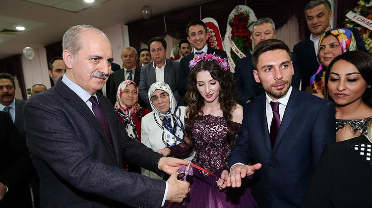 Kurtulmuş 15 Temmuz şehitlerinin yeğeninin nişan yüzüğünü taktı
