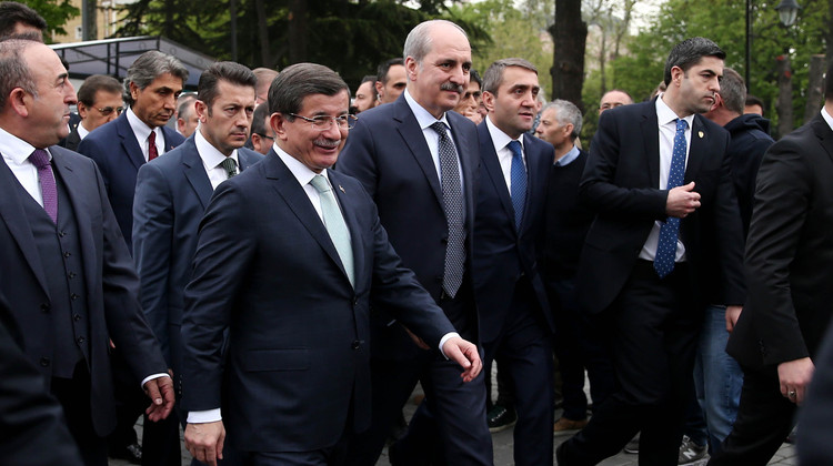 Davutoğlu ve Kurtulmuş, cuma namazını Sultanahmet'te kıldı