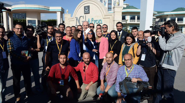 Kurtulmuş, Gazetecilerin mesaisine ortak oldu