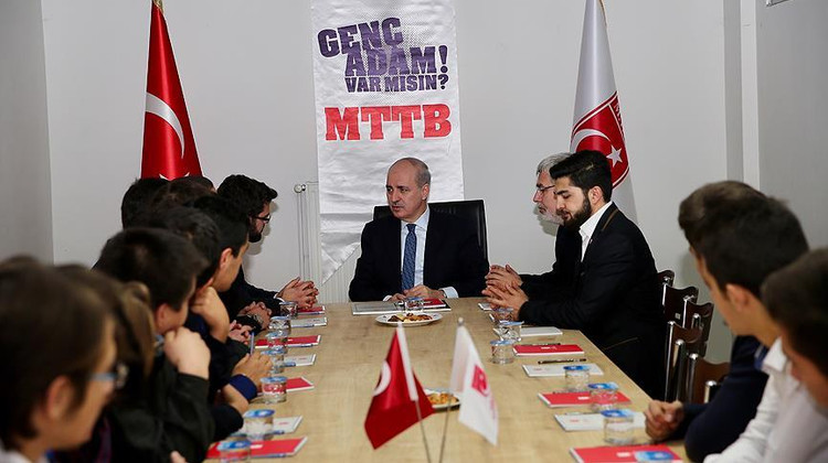 Kurtulmuş, gençlerle bir araya geldi
