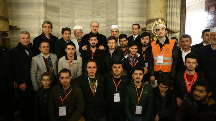 Kurtulmuş, Süleymaniye Camisi'nde gençlerle buluştu