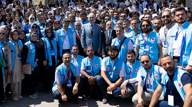 TBMM BAŞKANI KURTULMUŞ, MECLİS'TE GENÇLERİ MİSAFİR ETTİ
