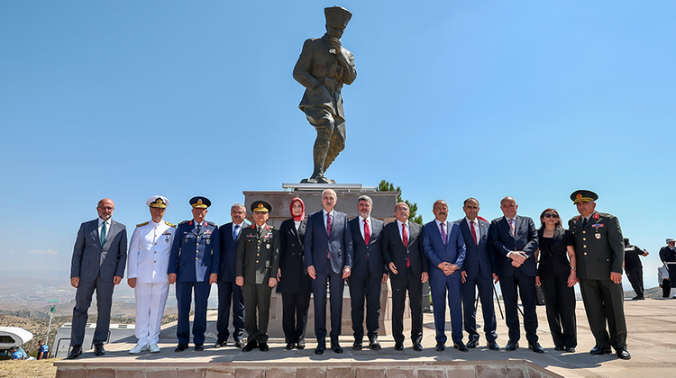 TBMM BAŞKANI KURTULMUŞ, KOCATEPE BAŞKOMUTAN MUSTAFA KEMAL ANITI’NDAKİ TÖRENE KATILDI