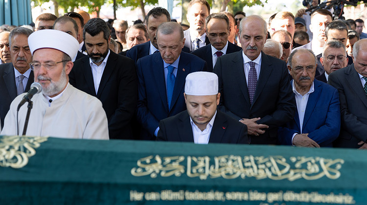 TBMM BAŞKANI KURTULMUŞ, TÜRKİYE YAZARLAR BİRLİĞİ KURUCU BAŞKANI DOĞAN'IN CENAZE TÖRENİNE KATILDI