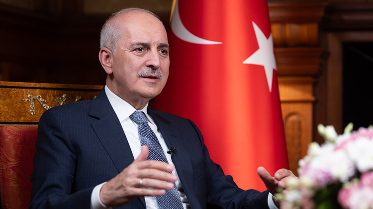 TBMM BAŞKANI KURTULMUŞ, RUSYA DÖNÜŞÜ UÇAKTA GAZETECİLERİN SORULARINI YANITLADI