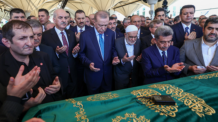 TBMM BAŞKANI KURTULMUŞ, RECAİ KUTAN'IN CENAZE TÖRENİNE KATILDI