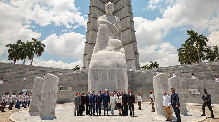 TBMM BAŞKANI KURTULMUŞ, HAVANA'DA JOSE MARTİ ANITI'NI ZİYARET ETTİ