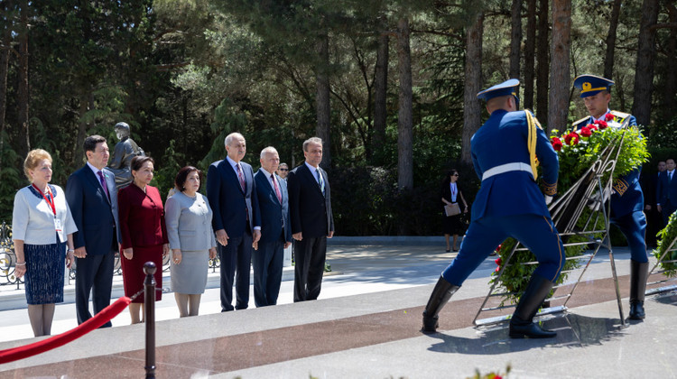 TBMM BAŞKANI KURTULMUŞ, HAYDAR ALİYEV’İN MEZARINI ZİYARET ETTİ