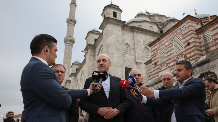 TBMM BAŞKANI KURTULMUŞ, İSTANBUL'DA BAYRAM NAMAZININ ARDINDAN KONUŞTU