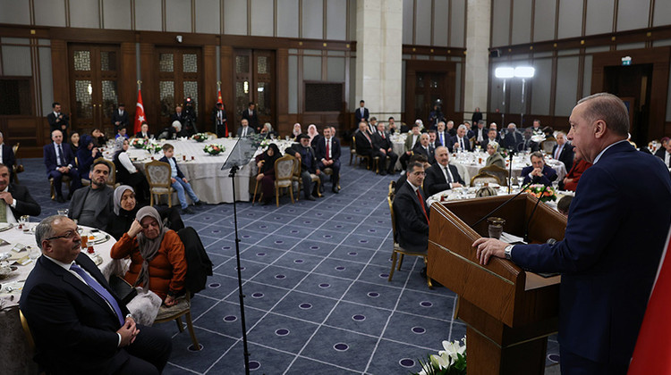 TBMM BAŞKANI KURTULMUŞ, CUMHURBAŞKANLIĞI KÜLLİYESİNDE ŞEHİT AİLELERİ VE GAZİLER ONURUNA VERİLEN İFTAR PROGRAMINA KATILDI