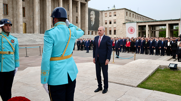 TBMM BAŞKANI KURTULMUŞ, MECLİS'TEKİ ATATÜRK ANITI'NA ÇELENK BIRAKTI