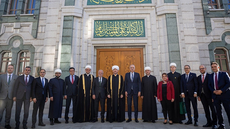 TBMM BAŞKANI KURTULMUŞ, MOSKOVA MERKEZ CAMİİ'Nİ ZİYARET ETTİ