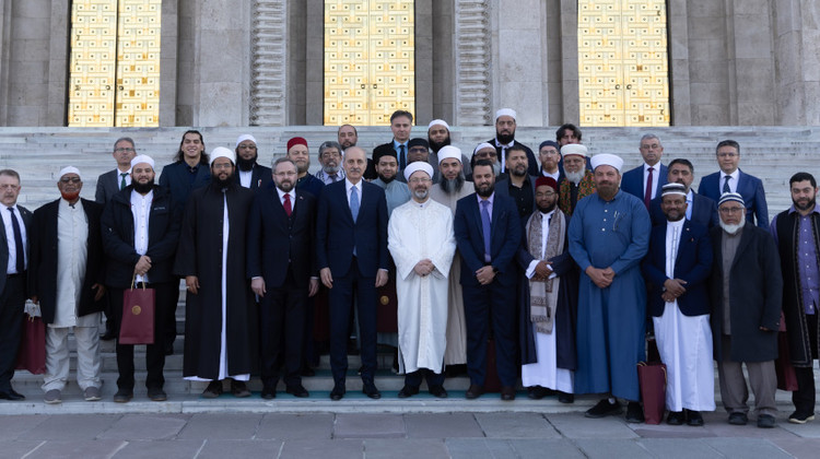 TBMM BAŞKANI KURTULMUŞ, KANADA DİYANET TEŞKİLATI VE KANADALI MÜSLÜMAN KANAAT ÖNDERLERİNİ KABUL ETTİ